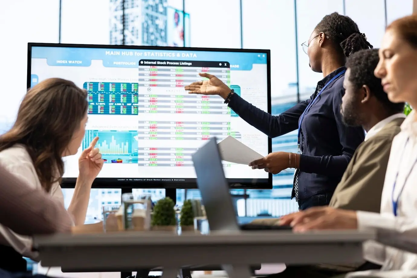 Сотрудники собираются для мозгового штурма и выработки стратегий в высококлассном зале заседаний.