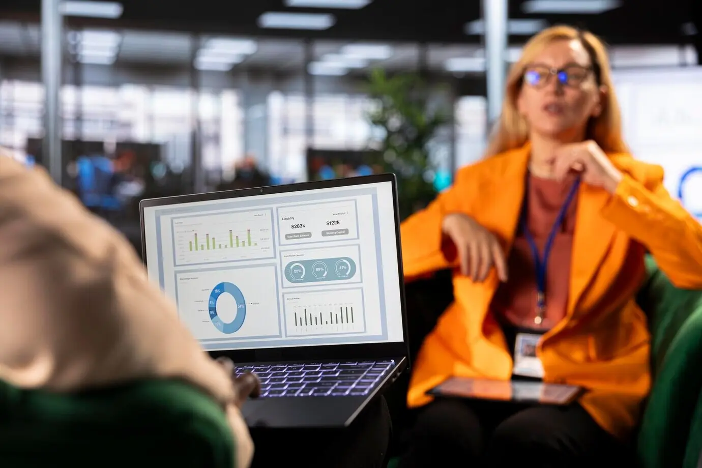 Разнообразные бизнес-лидеры на встрече делятся идеями для корпоративного роста.